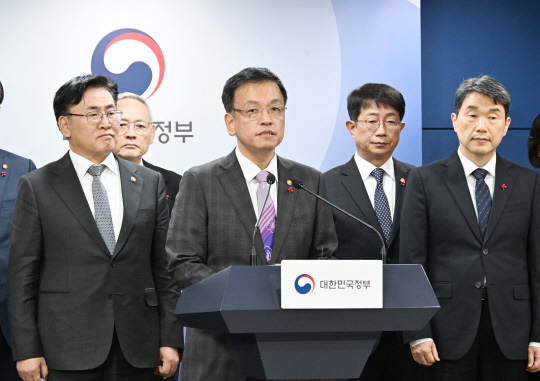 최상목 부총리 겸 기획재정부 장관이 8일 오후 서울 종로구 정부서울청사에서 관계부처 합동 성명문 '국민께 드리는 말씀'을 낭독하고 있다. [기획재정부]